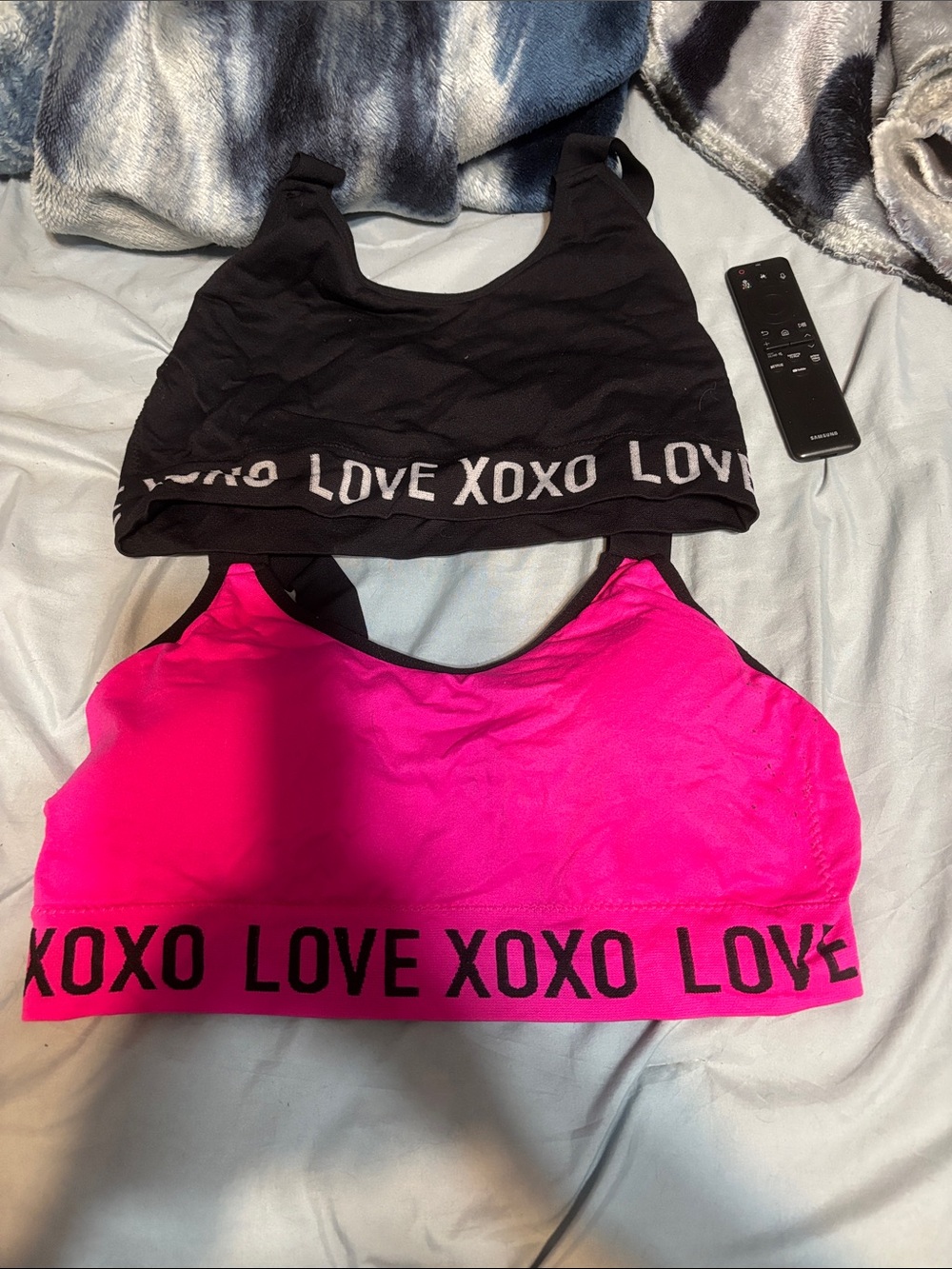 XOXO Two-Pack Seamless Sports Bralettes in Black and Hot Pink